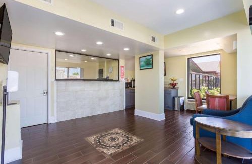 Gallatin Cabin | Econo Lodge Gallatin - Metro Nashville