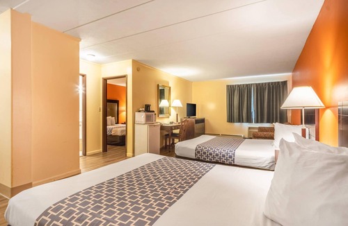Windsor Locks Hotel | Econo Lodge Inn & Suites Windsor Locks Bradley Airport