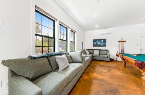 Garibaldi Apartment | Edna's Corner Game Room