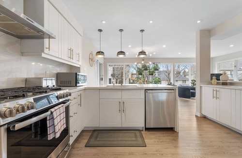 Richmond Hill House | Elegant 4 Bedroom & 3 Bathroom Bungalow Villa with Private Hot Tub