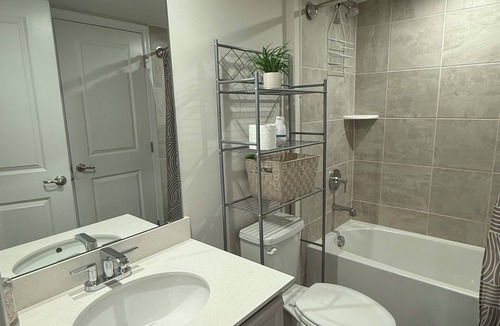 Corbin House | Elegant & Charming Modern Room -1 bedroom in adorable Fredericksburg with AC