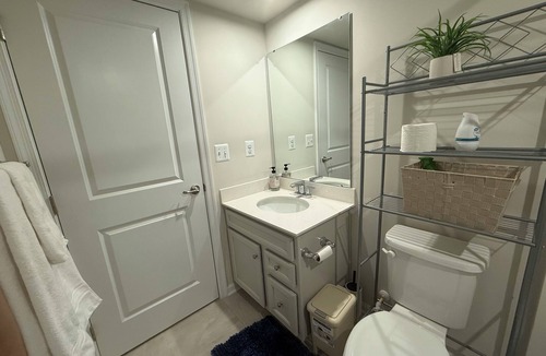 Corbin House | Elegant & Charming Modern Room -1 bedroom in adorable Fredericksburg with AC