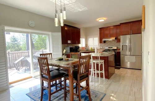 Mount Pleasant House | Elegant Spacious Retreat 15 mins from YYZ.