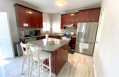Mount Pleasant House | Elegant Spacious Retreat 15 mins from YYZ.