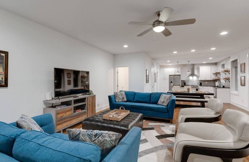 Berry Hill House | Elegant Townhouse Near Broadway
