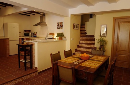 Alajar House | Elegante casa de 3 plantas en las afueras de la ciudad