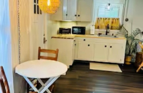 Bridgton House | Ell Suite walk to town beach