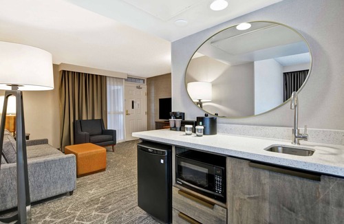South Loop Hotel | Embassy Suites by Hilton Minneapolis Airport