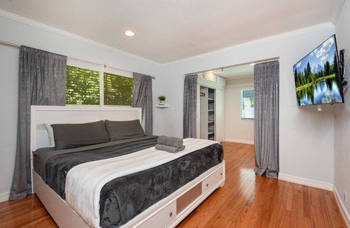 Carthay Circle House | Embrace Tranquility: Your Ideal Retreat in Pico Robertson