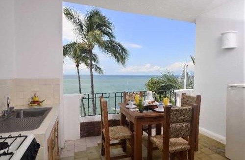 Amapas Hotel | Emperador Vallarta Beachfront Hotel and Suites