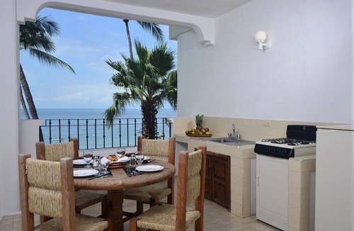 Amapas Hotel | Emperador Vallarta Beachfront Hotel and Suites