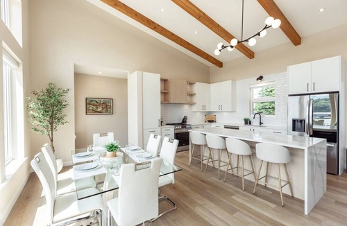 Regional District of Nanaimo House | Executive Beach House - Oceanfront and Waves