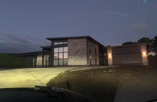 Hawera House | Executive-style home away from home.
