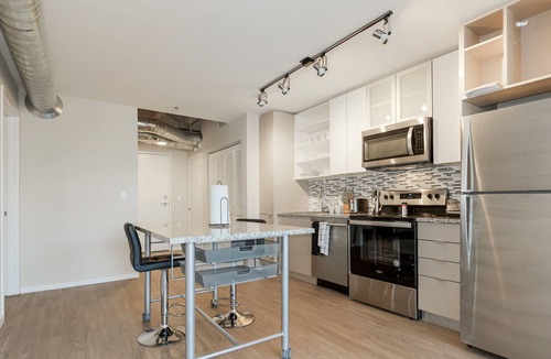 Crossroads Arts District Condo | Experience Serenity in an Elegant Accommodation with a Heavenly Rooftop Haven 31