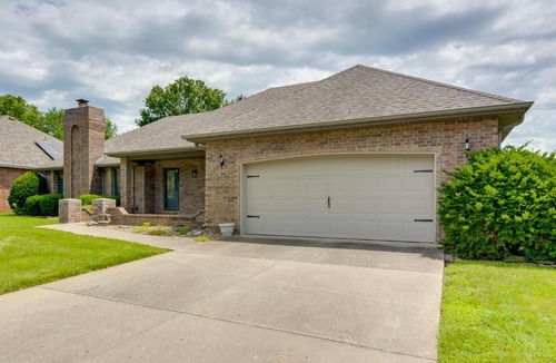 Springfield House | Explore Springfield! Spacious Family Home w/Yard
