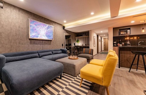 La Condesa Apartment | Exquisite Countess Haven: Luxe PH with Rooftop/Gym