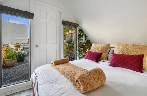 Old Montreal Apartment | Exquisite Penthouse With Terrace in Old Montreal