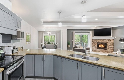 Collingwood Condo | Family Condo for 6 | 10 Minutes to Blue Mountain!