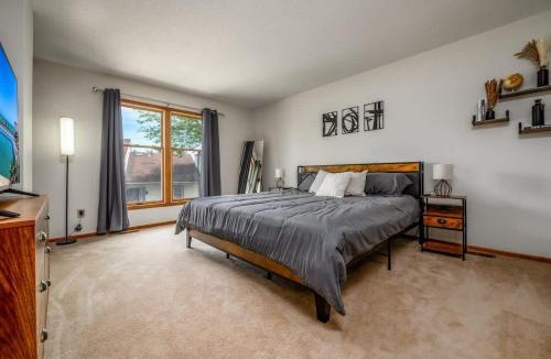 Fort Wayne House | Family Friendly and quite 2 bedroom Condo Close to Fun