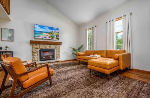 Fort Wayne House | Family Friendly and quite 2 bedroom Condo Close to Fun