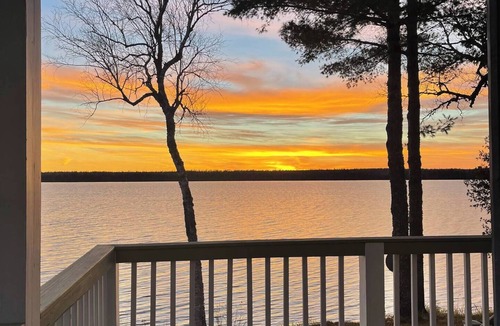 Sinclair House | Fantastic 4-bedroom Lake House on Cross Lake