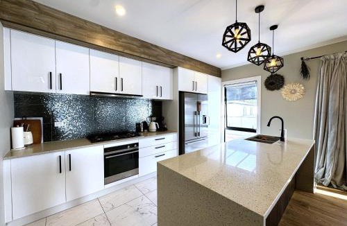 Hamilton House | Flafstaff Luxe Haven with Four Bedrooms Retreat