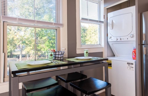 Highlands Condo | FREE Off street parking| Walking distance| Near by shops