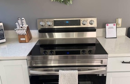 Highlands Condo | FREE Off street parking| Walking distance| Near by shops