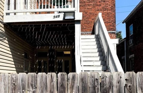 Highlands Condo | FREE Off street parking| Walking distance| Near by shops