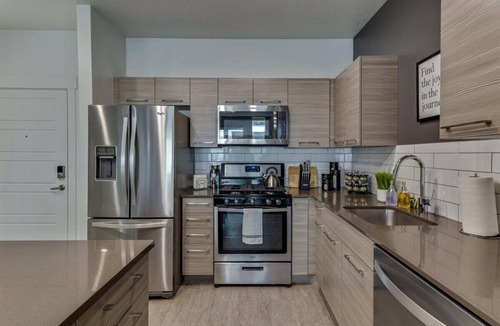 Downtown Salt Lake City Apartment | Free Parking/Pool/Hot Tub/Gym/King Bed/Workspace