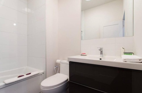 Mile End Apartment | Fresh 1 Bdr in the Heart of Mile End by Denstays