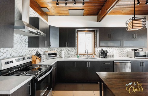 Cheneville Ski Chalet | Front LAKE Simon, HOT TUB, private BEACH, 4 bedroom, 2 private office, 10 beds, 16 people.