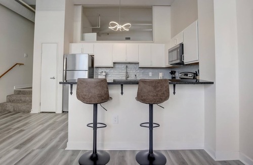 Mile Square Apartment | Frontdesk | 2 BR Apt by Soldiers/Sailors Monument