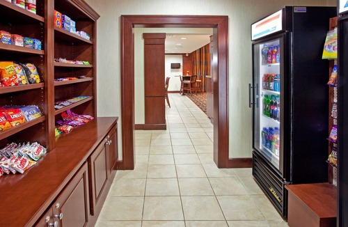 Elkhart Condo | Fully-Equipped Suite |Pool + Wi-Fi