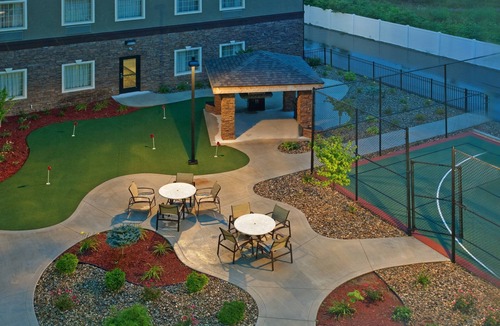 Elkhart Condo | Fully-Equipped Suite |Pool + Wi-Fi