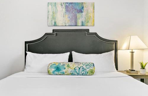 North Center Apartment | Furnished 1BR Apt with Natural Light & King Beds - Larchmont ALL REP