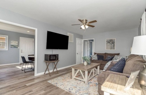 Middletown House | Furnished Ranch Home with FREE washer and dryer