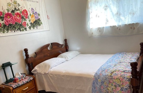 Gibsons House | Furnished whole house 5 bedrooms and 2.5 bathrooms for rent