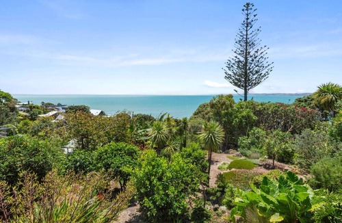 Raglan Apartment | G SPOT lower level WITH SPA