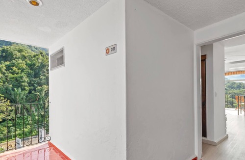 South Shore Hotel Area Apartment | Girasol 901: Beachfront Suite on Playa Gemelas