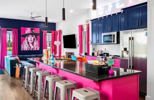 Cleveland Park House | Girl Trip, Mins to DT, Hot Tub, Sleeps 12