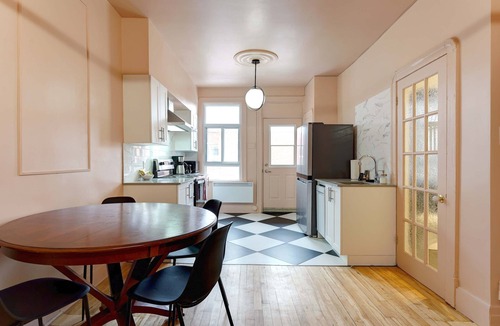 Hochelaga Apartment | Glamorous getaway | Near Subway | Fireplace | AC | Wi-Fi