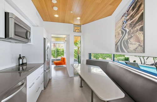 Magnesia Falls Cove House | 'Glass Retreat' 7 BR, Lap Pool, Firepit, Putting