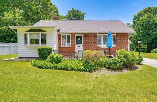 Gloucester House | Gloucester Home w/Large Yard: 1 Mi to Beach!