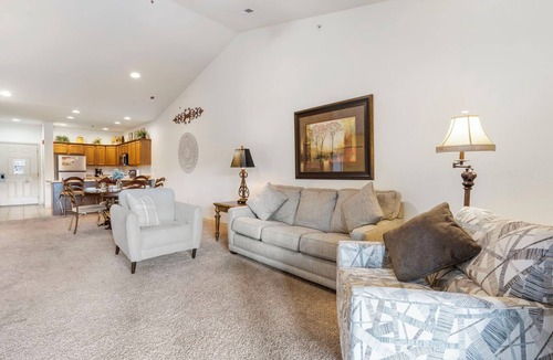 Branson Condo | Golf Course Views Updated Condo Near Branson Shows & Dining