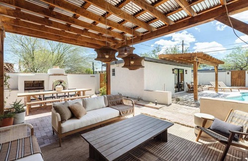 Blenman-Elm House | Gorgeous 3br/2bath home with 1br/1bath casita w/plenty of space to relax.