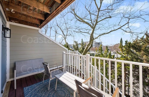 Heron Harbour Isle House | Gorgeous Bayside 3 Bedroom Townhome with 4 Private Balconies and Outdoor Community Pool!