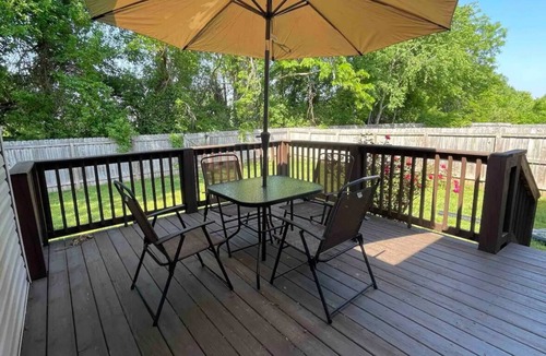 Clarksville House | Gorgeous Cozy Residential Home -n9 min walk to park