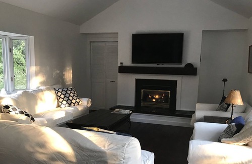 Thornbury House | Gorgeous rental home on Street across from Georgian Bay - Hot Tub - views