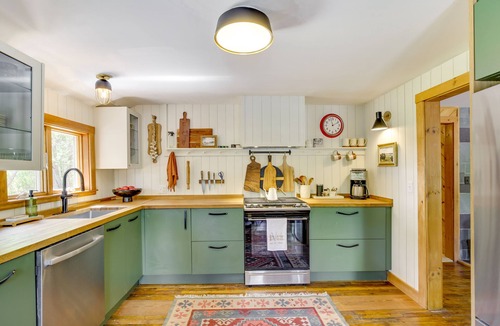 Hanover Cabin | Gorgeous Sunday River Cabin w/Saltwater Hot Tub!